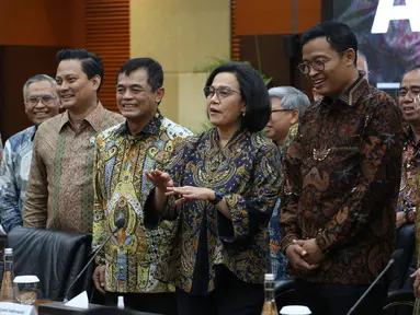 Menteri Keuangan Sri Mulyani didampingi Direktur Jenderal Bea Cukai yang baru  Djaka Budi Utama (ketiga kiri) dan Direktur Jenderal Pajak yang baru Bimo Wijayanto (kedua kanan) saat konpers APBN Kita Edisi Mei di Kementerian Keuangan, Jakarta, Jumat (23/5/2025). (merdeka.com/Arie Basuki)