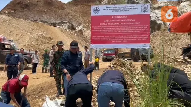 Pemasangan papan peringatan di lokasi tambang di Kecamatan Cibadak Kabupaten Sukabumi oleh Kementerian Lingkungan Hidup, Sabtu (22/3/2025). (Liputan6.com/Fira Syahrin).