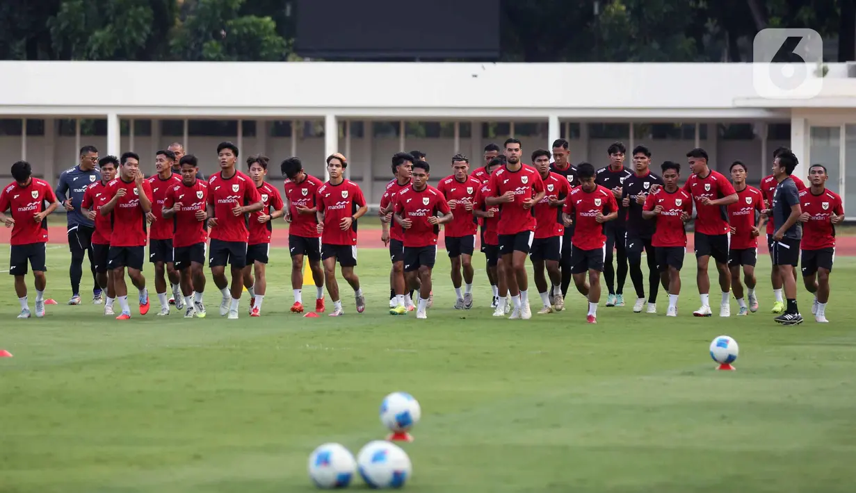 Pemain Timnas Indonesia U-23 menggelar latihan perdana jelang SEA Games 2025 di Stadion Madya, Kompleks Gelora Bung Karno (GBK) Jakarta, Jumat (3/10/2025). (Liputan6.com/Helmi Fithriansyah)
