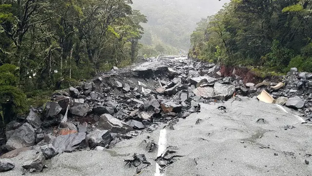 Jalanan yang hancur akibat curah hujan tinggi dan banjir.