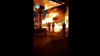 Toyota Land Cruiser menabrakkan diri ke mobil yang terbakar.(ist)