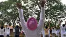 Sejumlah orang melakukan "Surya Namaskar"  selama sesi yoga menjelang Hari Yoga Dunia, di Art of Living ashram di Bengaluru, India, Sabtu (13/5/2015). Hari Yoga Dunia dirayakan pada 21 Juni. (REUTERS/Abhishek N. Chinnappa)