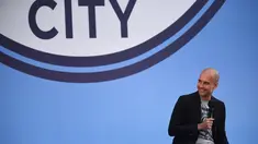 Pep Guardiola terlihat senang pada acara perkenalan Manchester City di City Football Academy, Manchester, (3/7/2016). (AFP/Oli Scarf)