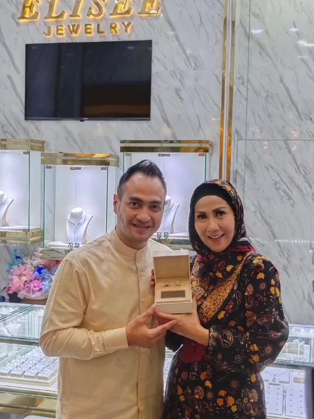 6 Potret Detail Cincin Pernikahan Venna Melinda, Mewah Berlapis Berlian