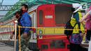Calon penumpang KRL Commuterline mengenakan masker saat di area pedestrian Stasiun Terpadu Tanah Abang, Jakarta, Kamis (27/8/2020). Guna menekan penyebaran Covid-19, aparat terkait terus menghimbau pentingnya menaati protokol kesehatan. (Liputan6.com/Helmi Fithriansyah)