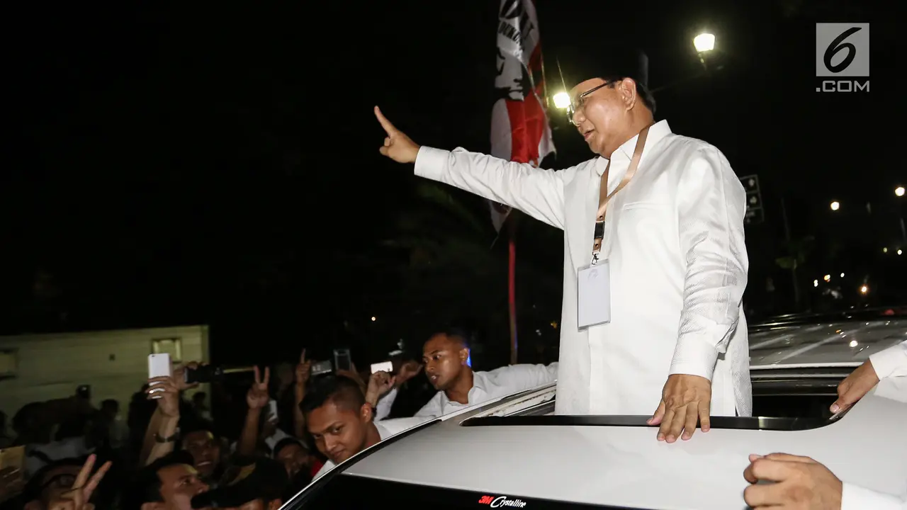 Capres Prabowo Sapa Pendukungnya di Jalan Imam Bonjol