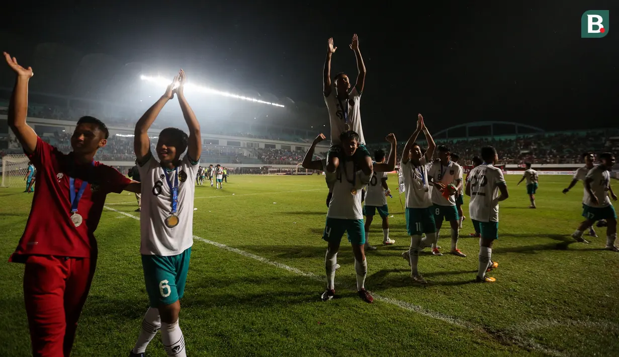 Tak lupa mereka juga mengucapkan terima kasih atas dukungan para suporter setia yang memadati Stadion Maguwoharjo. (Bola.com/Bagaskara Lazuardi)