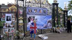 Para penggemar Putri Diana berkumpul di gerbang Istana Kensington untuk memperingati kepergian Diana 20 tahun lalu.
