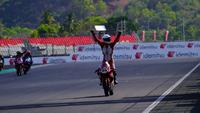 Hari ketiga atau terakhir rangkaian Idemitsu FIM Asia Road Racing Championship (ARRC) 2023 seri keempat di Sirkuit Mandalika, Lombok, Minggu (13/8/2023) yang melombakan race kedua menjadi milik Herjun Atna Firdaus. Pembalap dari Astra Jonda Racing team (AHRT) kembali menjadi juara di kelas AP250. Sementara di kelas SS600, pembalap asal Jepang dari Yamaha Gen Blu Racing Team menjadi yang terbaik. (Dok. AHRT)