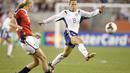 Kristine Lilly melakukan debut untuk Timnas AS sejak masih SMA dan mencetak rekor bermain sebanyak 352 kali. Lilly telah mempersembahkan dua gelar juara dari lima kali keikutsertaannya di Piala Dunia Wanita. (AFP/Getty Images/Doug Pensinger)