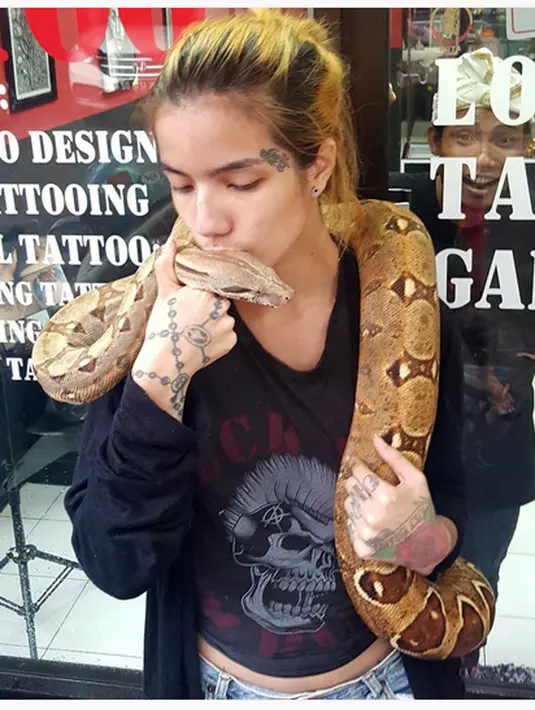 Keprihatinan tidak hanya kondisi rumah tangganya, tapi juga dengan kondisi ekonominya. (Instagram/@sheilamarciajoseph)