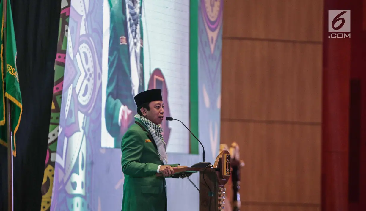 Ketua Umum PPP M. Romahurmuziy  memberikan arahan dalam pembukaan Rapimnas IV dan Workshop Nasional Anggota DPRD PPP di Jakarta, Selasa (26/2). Kegiatan Rapimnas ini diikuti pengurus harian DPP dan 34 DPW seluruh Indonesia. (Liputan6.com/Faizal Fanani)