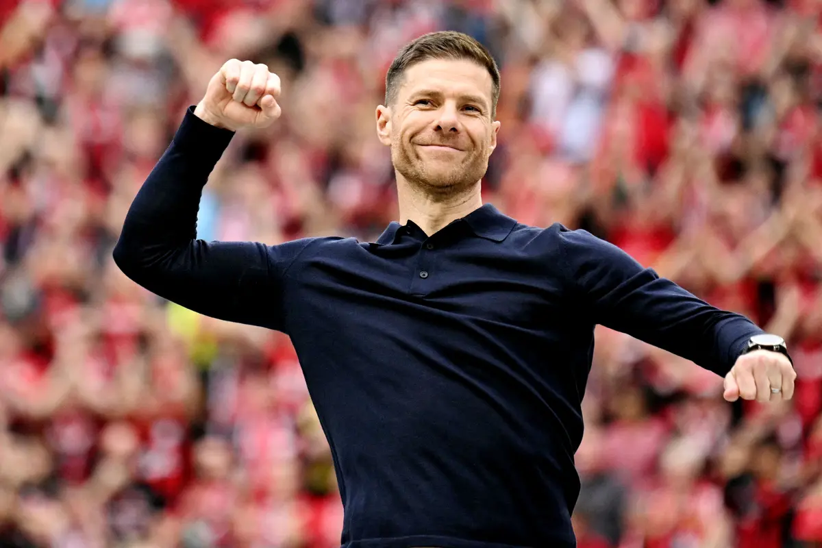 Foto: Aksi Gokil Xabi Alonso Rayakan Gelar Juara Bersama Suporter Bayer Leverkusen