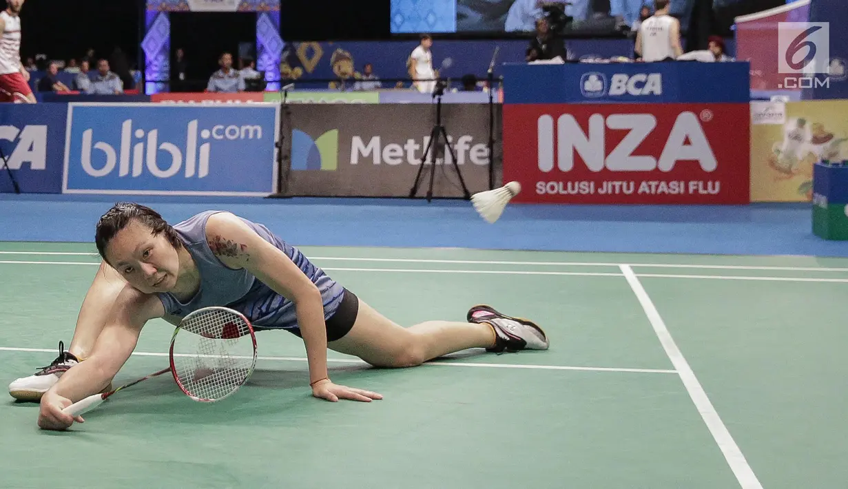 Pebulutangkis AS, Beiwen Zhang berusaha mengembalikan kok dalam babak perempat final Indonesia Open 2017 melawan Sun Yu (China) di JCC Plenary Hal, Jakarta, Jumat (16/6). Beiwen Zhang (USA) menang 21-15, 21-19. (Liputan6.com/Faizal Fanani)