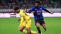Bek AC Milan, Zachary Athekame (kiri) berebut bola dengan gelandang Atalanta, Ederson dalam pertandingan sepak bola Serie A Italia antara AC Milan dan Atalanta Bergamo di Stadion San Siro, Milan, pada 10 Mei 2026. (Piero CRUCIATTI / AFP)