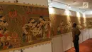 Pengunjung mengamati karya-karya Panji dalam Festival Panji Internasional di Perpustakaan Nasional, Jakarta, Selasa (10/7). Festival Panji ini bertujuan membangkitkan kembali budaya Panji yang mulai pudar. (Liputan6.com/Arya Manggala)