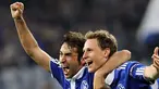 Raul Gonzalez (kiri) dan Benedikt Howedes dua pencetak gol untuk Schalke yang mengalahkan Inter Milan 2-1 pada leg kedua perempat final Liga Champions di Gelsenkirchen, 13 April 2011. Schalke unggul agregat 7-3. AFP PHOTO/DANIEL ROLAND