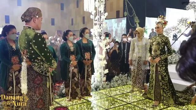 <span>Momen Bahagia Pernikahan Danang DA dengan Nura (Sumber: YouTube DANANG OFFICIAL)</span>