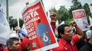 Massa buruh berorasi sambil membawa poster ketika berunjuk rasa  di depan Balai Kota, Jakarta, Kamis (29/9). Dalam aksinya, buruh menuntut kenaikan upah mininum Rp 650ribu dan penghapusan Tax Amnesty. (Liputan6.com/Faizal Fanani)