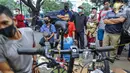 Warga antre menunggu pesanan sepeda yang sedang dirakit di Toko Sepeda Maju Royal, Cipondoh, Kota Tangerang, Kamis (11/6/2020). Menjelang new normal, toko sepeda yang buka sepada pukul 16.00 - 01.00 dinihari mulai diburu warga yang mencari sepeda lipat. (Liputan6.com/Fery Pradolo)