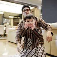 Kali ini, Ameena tampil kompak bersama sang ayah mengenakan atasan dengan motif lurik lengan panjang. [@attahalilintar]