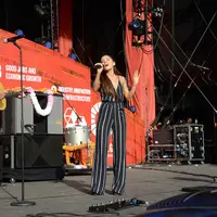 Coldplay & Ariana Grande (viapopsugar.com.au)