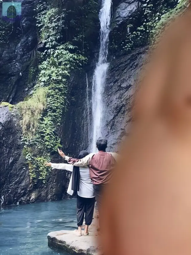 6 Editan Foto Pasangan di Air Terjun Ini Nyeleneh, Jadi Gagal Terlihat Romantis