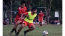 Pemain senior Persija Jakarta, Bambang Pamungkas berusaha mengontrol bola saat latihan bersama tim Macan Kemayoran jelang Piala Presiden 2015 di Lapangan Yon Zikon 14, Jakarta, Senin (24/8/2015). (Bola.com/Vitalis Yogi Trisna)
