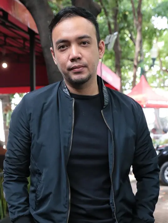 Oleh karena itu, Sandy mengaku sudah pernah menyarankan Tessa untuk segera menikah agar tidak menimbulkan fitnah. Di sisi lain, menurutnya akan berpengaruh terhadap cara Tessa mendidik anak-anaknya. (Adrian Putra/Bintang.com)
