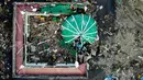 Gambar dari udara menunjukkan Masjid Raya Baiturrahman yang runtuh setelah gempa bumi dan tsunami menghantam Palu, Sulawesi Tengah, Rabu (3/10). Kubah dan beberapa dinding masjid roboh akibat guncangan gempa dahsyat. (AFP PHOTO / JEWEL SAMAD)