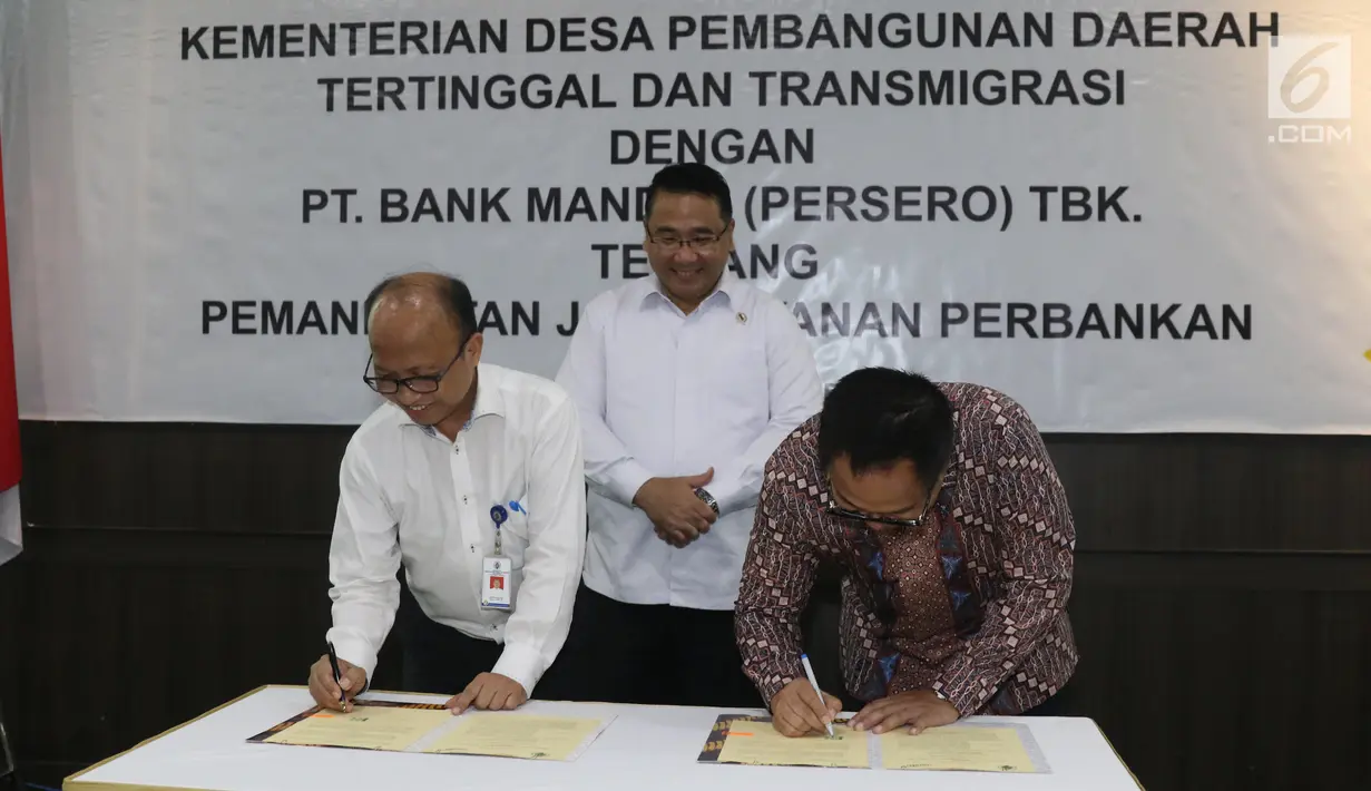 Mendes PDTT Eko Putro Sandjojo (tengah) menyaksikan Sekjen Kemendes PDTT Anwar Sanusi (kiri) dan Dirut Bank Mandiri Kartika Wirjoatmodjo (kanan) menandatangani berkas kerja sama di Kantor Kemendes PDTT, Jakarta, Senin (30/9/2019). (Liputan6.com/Angga Yuniar)
