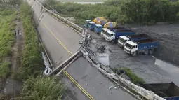 Pemandangan dari udara menunjukkan jembatan Kaoliao yang runtuh di wilayah Hualien Taiwan timur (19/9/2022). Pusat Seismologi Taiwan mencatat gempa pada Minggu berada di kedalaman 7 kilometer di sebelah utara Kabupaten Taitung. (AFP/Sam Yeh)