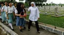 Mensos Khofifah Indar Parawansa bersama sejumlah siswa SMA melakukan ziarah ke Taman Makam Pahlawan Nasional, Kalibata, Jakarta, Kamis (12/11).  Kegiatan tersebut merupakan rangkaian memperingati Hari Pahlawan Nasional. (Liputan6.com/Yoppy Renato)