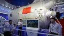 Sebuah model stasiun luar angkasa China ditampilkan dalam Pameran Penerbangan dan Antariksa Internasional ke-12 China atau Airshow China 2018 di Kota Zhuhai, Provinsi Guangdong, Rabu (7/11). (AP Photo/Kin Cheung)