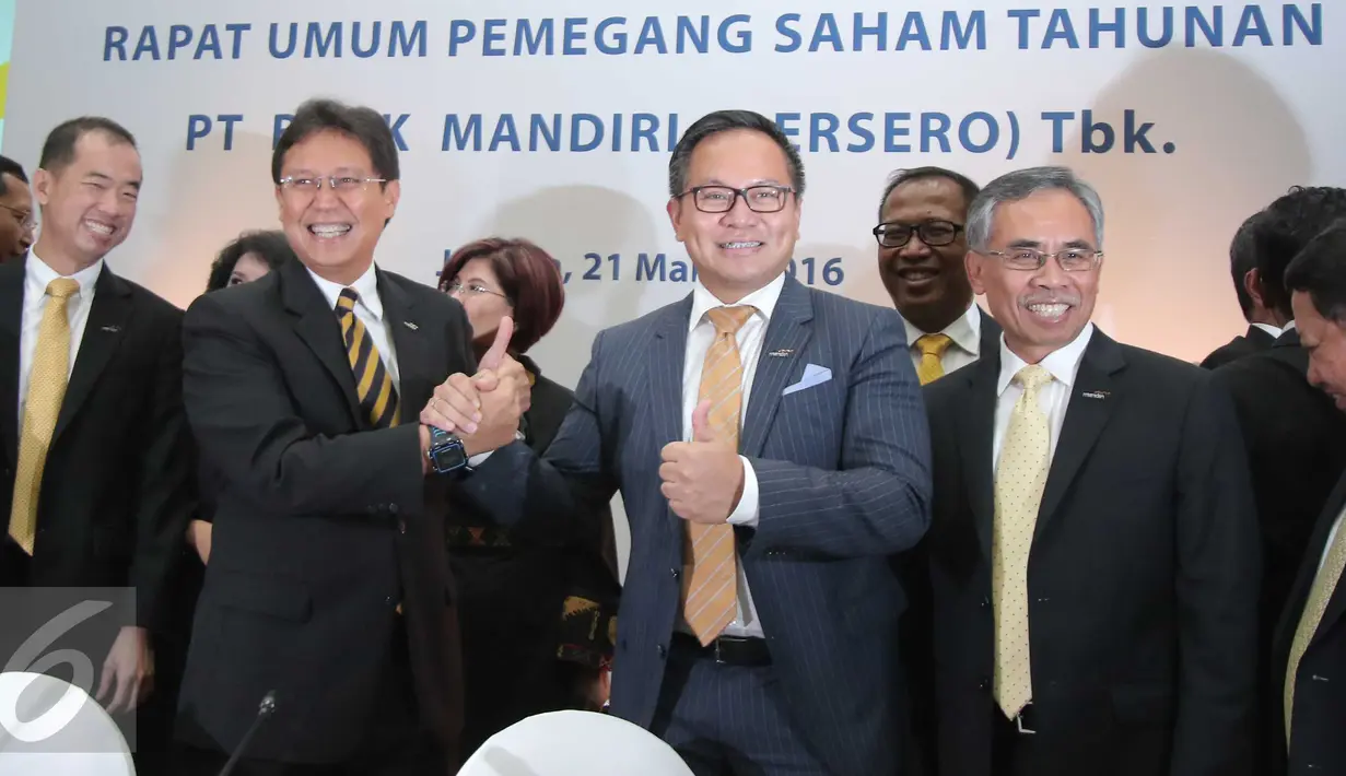 Mantan Dirut Bank Mandiri, Budi G Sadikin melakukan salam komando dengan Dirut terpilih Bank Mandiri, Kartika Wirdjoatmodjo saat konferensi pers Rapat Umum Pemegang Saham Tahunan Bank Mandiri, Jakarta, Senin (21/3/2016). (Liputan6.com/Angga Yuniar)
