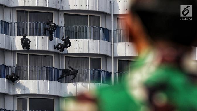 Prajurit Satuan Penanggulangan Teror (Satgultor) TNI melakukan latihan penanggulangan teror di Hotel Mercure Ancol, Jakarta, Selasa (9/4). Tema latihan 