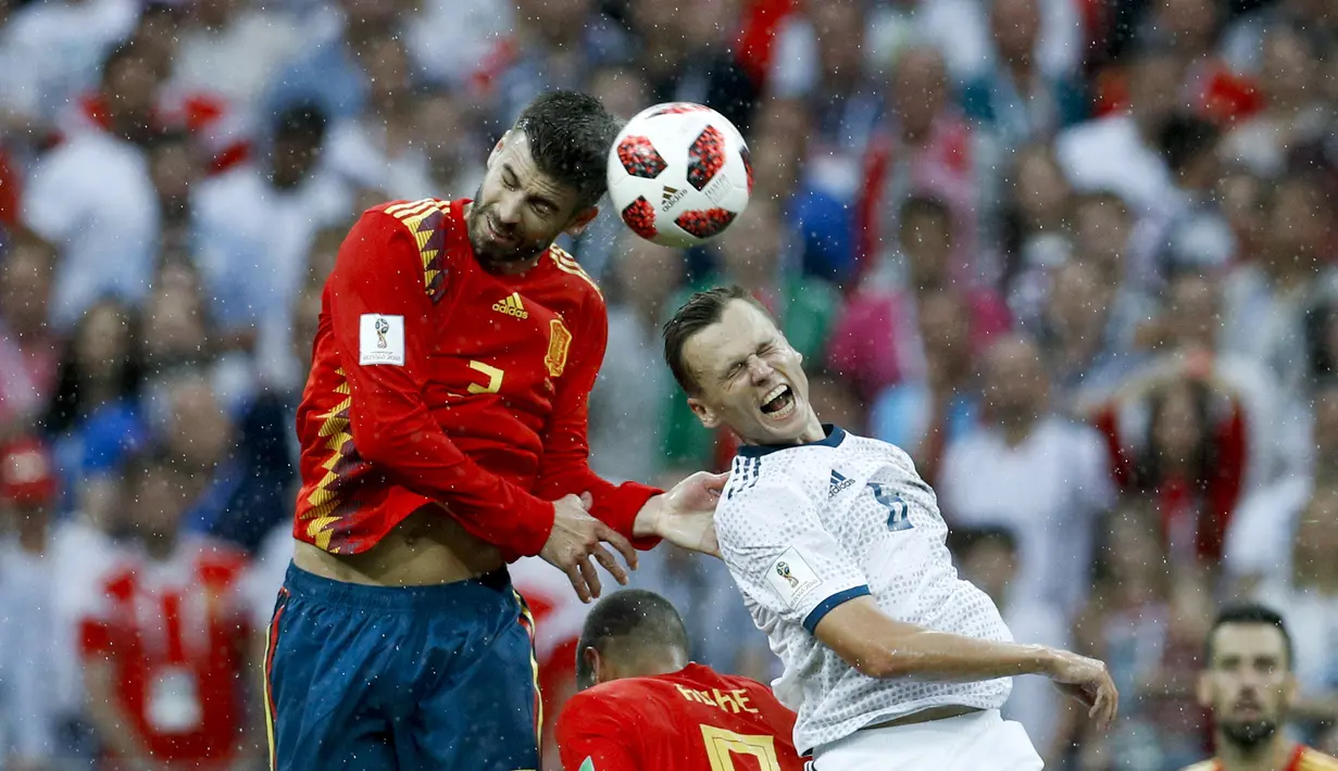 Duel pemain Rusia, Denis Cheryshev (kanan) dan pemain Spanyol, Gerard Pique pada laga 16 besar Piala Dunia 2018 di  Luzhniki Stadium, Moskow, Rusia, (1/7/2018). Rusia menang penalti atas Spanyol Spain 4-3. (AP/Victor R. Caivano)