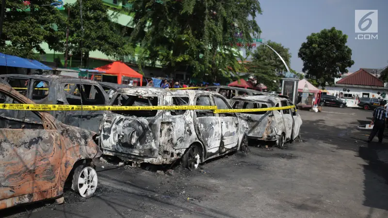 Belasan Mobil di Petamburan Hangus Terbakar