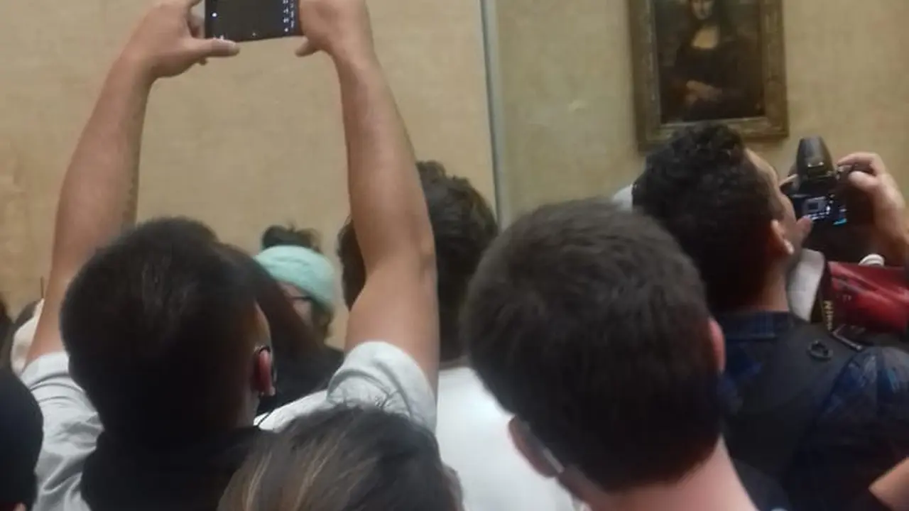Orang-orang berebutan melihat lukisan Mona Lisa. (Liputan6.com/Ramdhania El Hida)