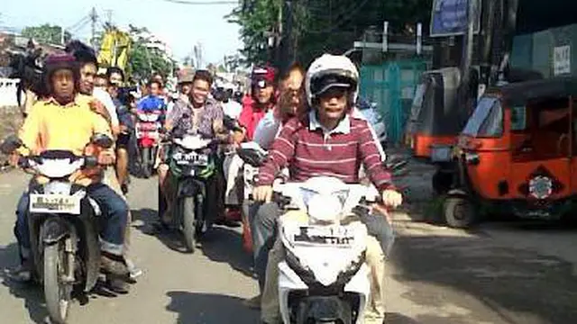 Wagub DKI Naik Motor Blusukan ke Bantaran Kali