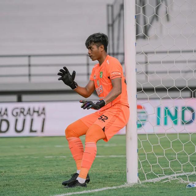 5 Potret Andhika Ramadhani, Kiper Persebaya yang Tuai Pujian saat Lawan Persikabo 1973