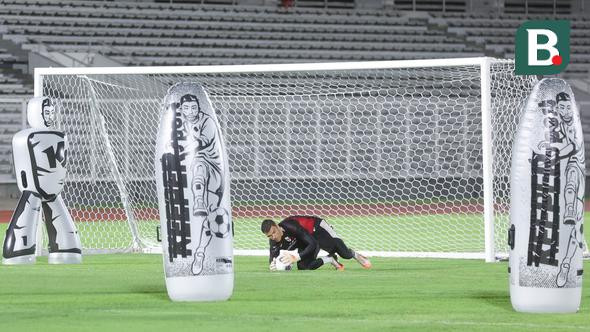Kiper Timnas Indonesia, Emil Audero Mulyadi, berusaha menangkap bola saat sesi latihan jelang lawan Bahrain di Stadion Madya, Jakarta, Minggu (23/3/2025). (Bola.com/M Iqbal Ichsan)