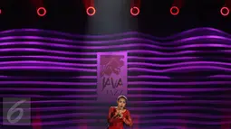 Penyanyi Kamasean tampil dalam BNI Java Jazz Festival 2017, Jakarta, Jumat (3/3). Bertajuk Tribute to Whitney Houston, sejumlah lagu dibawakan untuk mengenang artis wanita pemilik penghargaan terbanyak di dunia itu. (Liputan6.com/Immanuel Antonius)