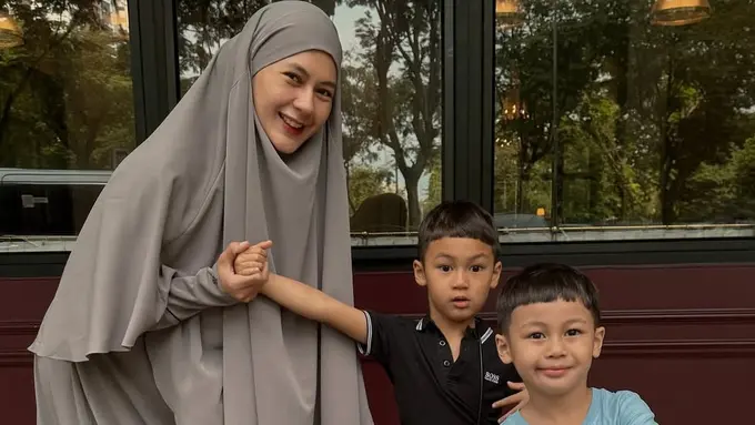 Paula Verhoeven dan keduanya anaknya, Kiano dan Kenzo