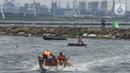 Komunitas kayak beraksi pada pembukaan Kasal CUP 2021 di Pantai Festival Ancol, Jakarta, Sabtu (27/11/2021). Kegiatan tersebut mempertandingkan berbagai jenis olahraga air seperti selam, renang, dayung, layar, jetski, dan ski air. (merdeka.com/Imam Buhori)