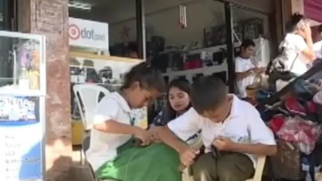 Demi Uang Makan Siang di Sekolah, Dua Bocah Ini Jadi Tukang Jahit Sepatu