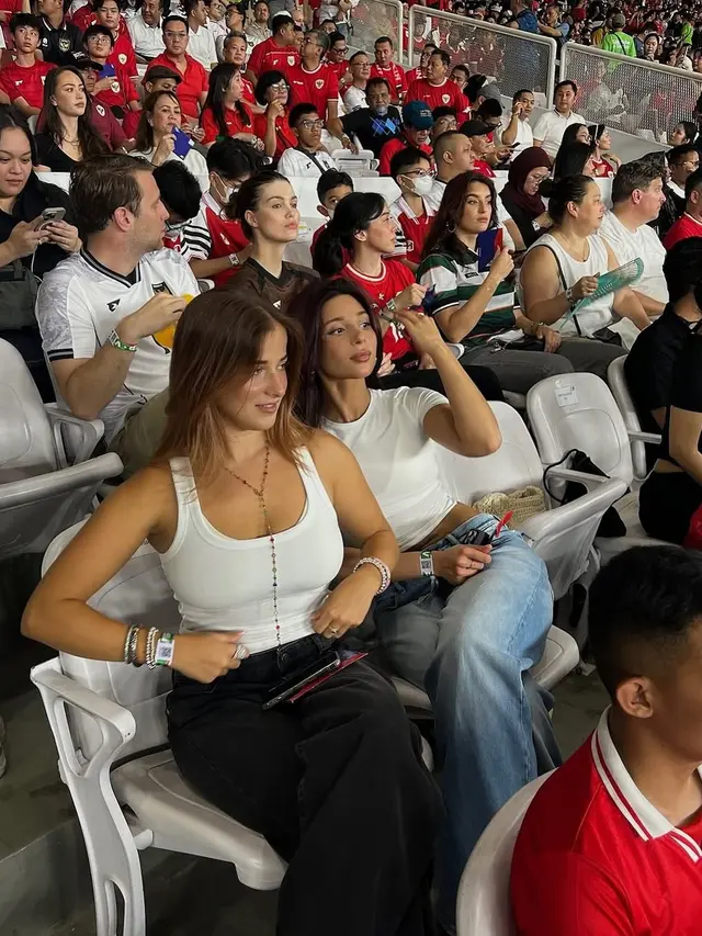 Gaya Kasual Katy Esistia, Kekasih Ole Romeny saat Nonton Langsung Laga Indonesia Vs Bahrain di GBK