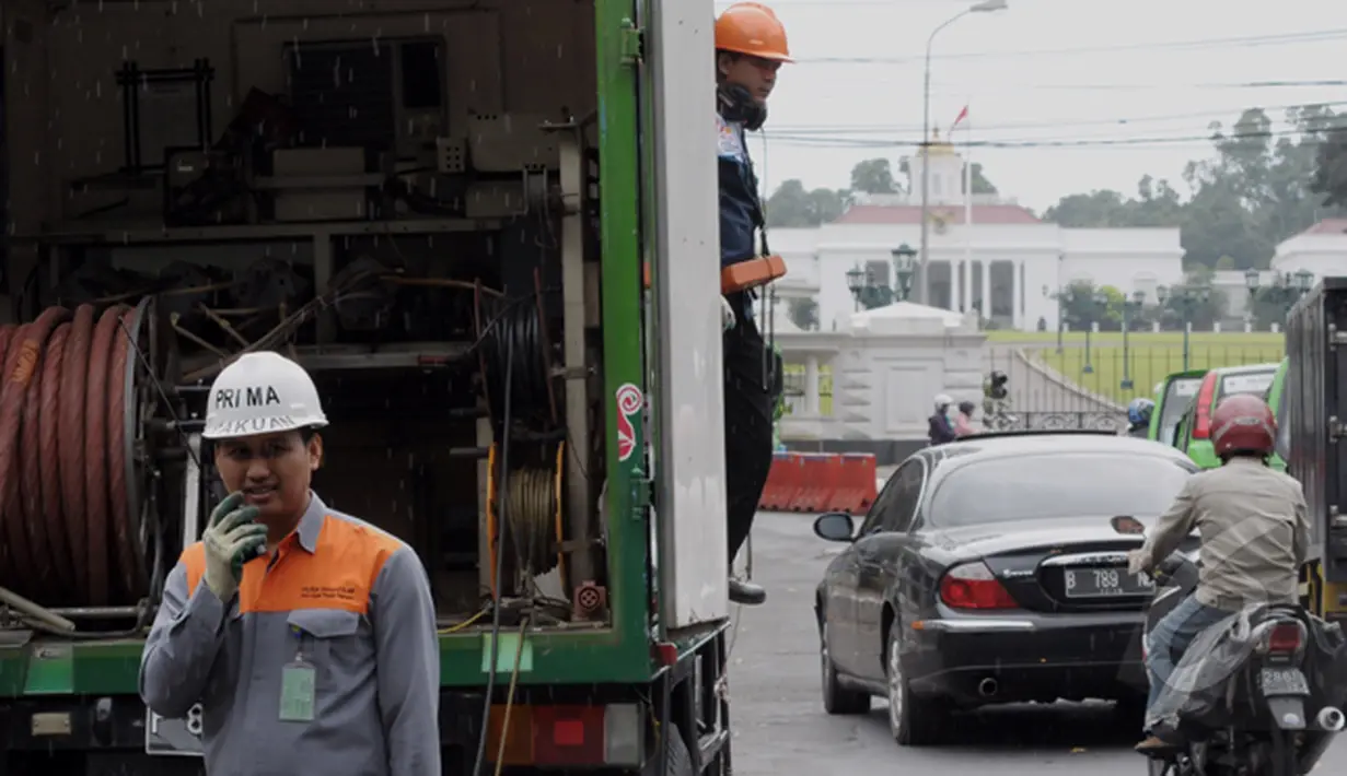 Petugas PLN mendatangi Istana Bogor untuk melakukan pengecekan trafo secara rutin , Jawa Barat, Rabu (403/2015). PLN Bogor berencana menambah dua penyulang dengan kapasitas 20KV untuk mendukung kinerja Presiden Joko Widodo.(Liputan6.com/Andrian M Tunay)