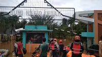 Banjir pada Minggu (21/2/2021) di Perumahan Bumi Nasio Indah, Jatiasih, Kota Bekasi, Jawa Barat. (Liputan6.com/Bam Sinulingga)