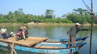 Perahu penyeberangan ke Kota Banjar dari Mluwung, Cilacap di Sungai Citanduy, Perbatasan Provinsi Jateng-Jabar. (Foto: Liputan6.com/Muhamad Ridlo)
